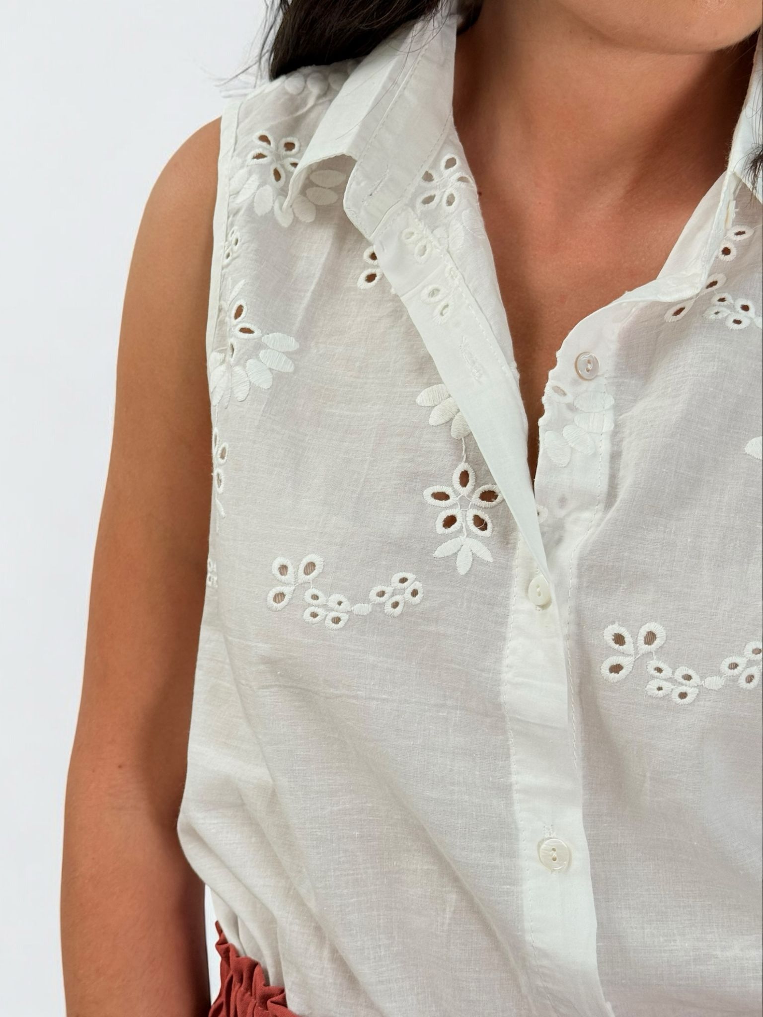 Camisa perforada sin mangas trasera