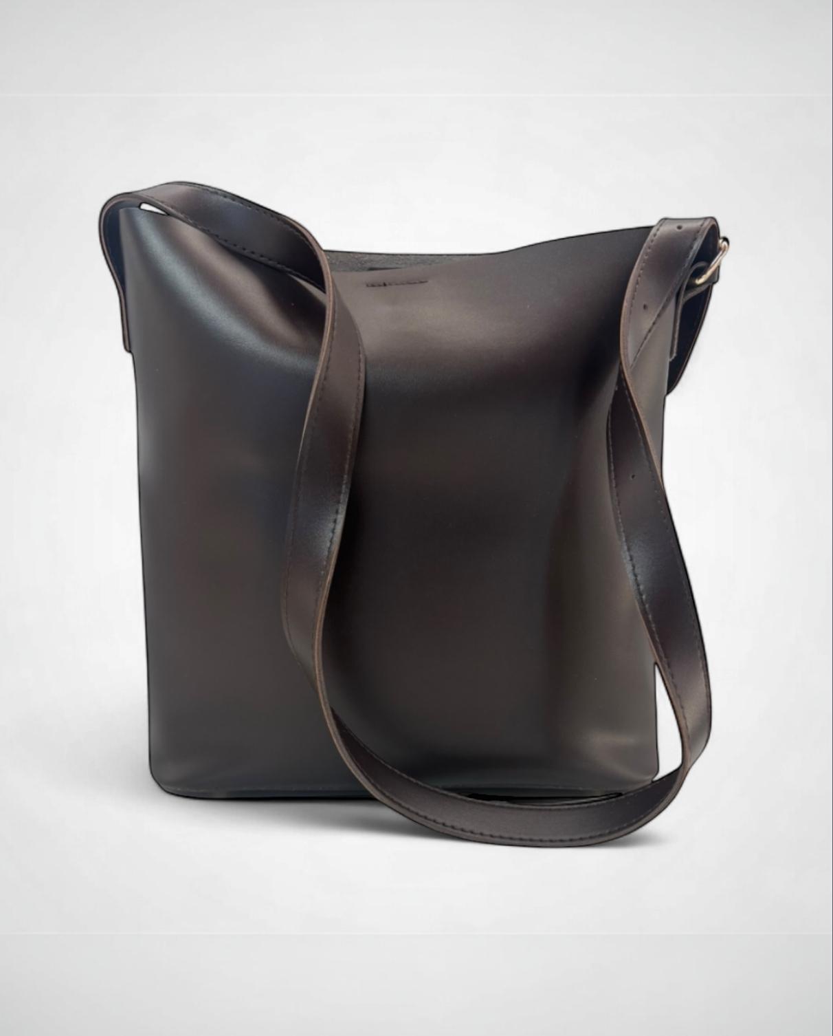 Bolso bandolera minimalista color marrón