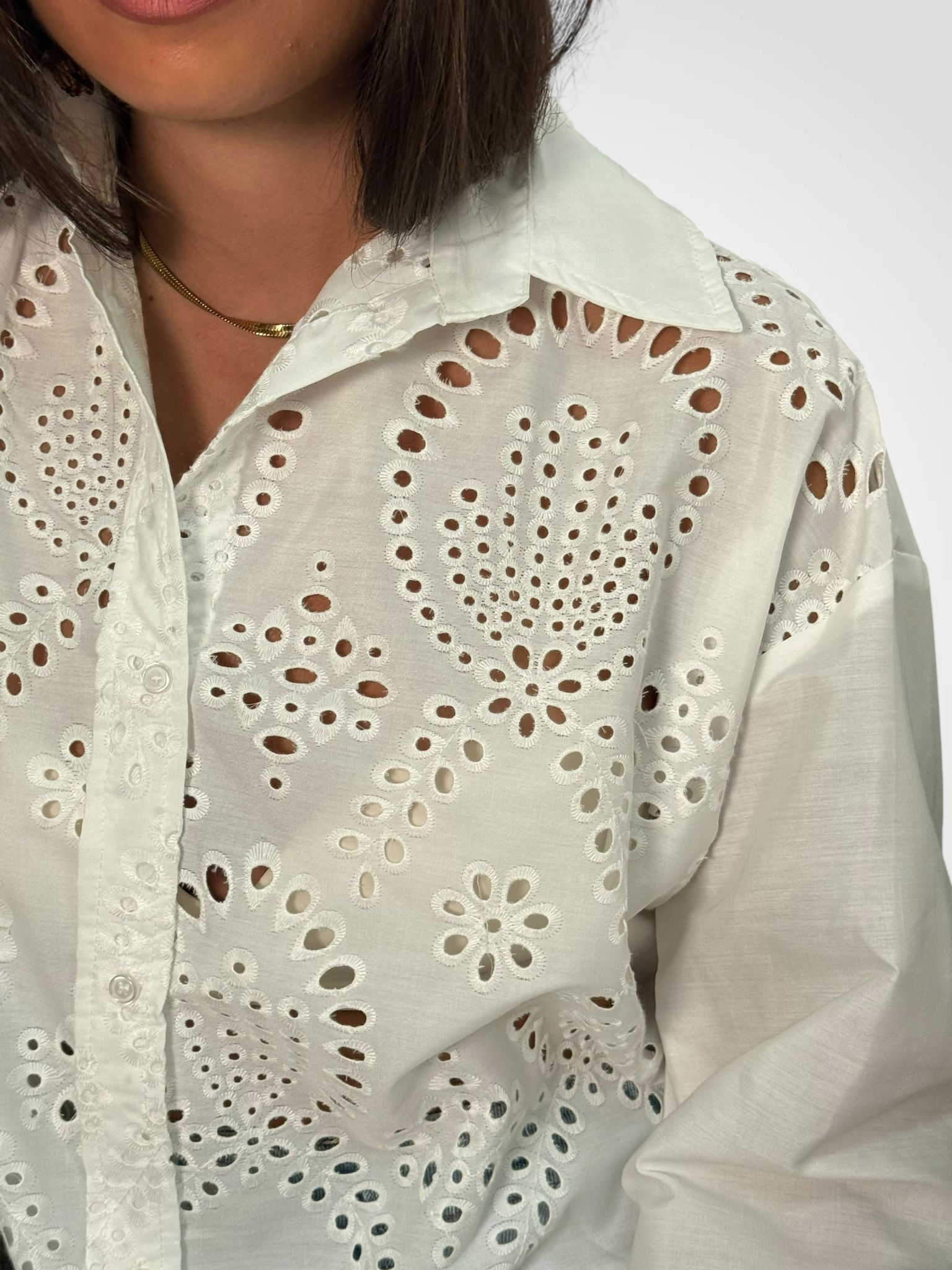 CAMISA OVERSIZE TROQUELADA