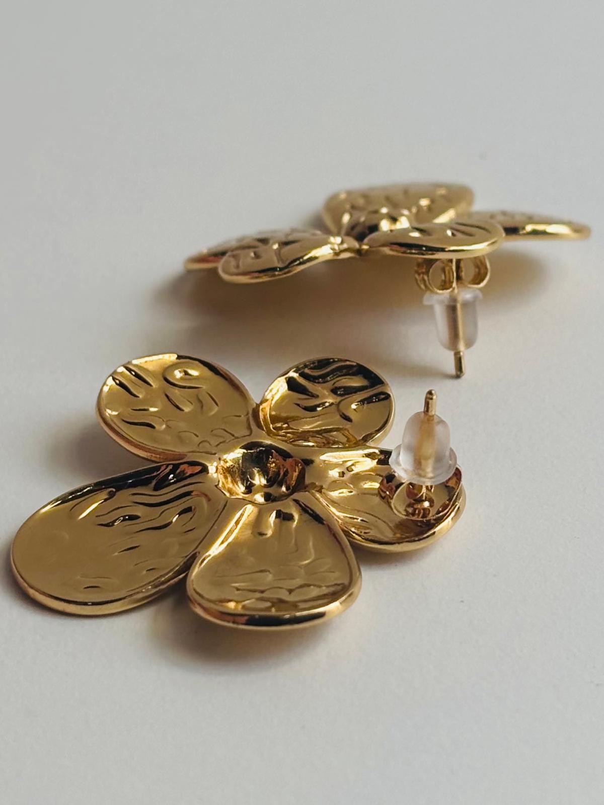 Pendientes Flor de acero dorado - detalle