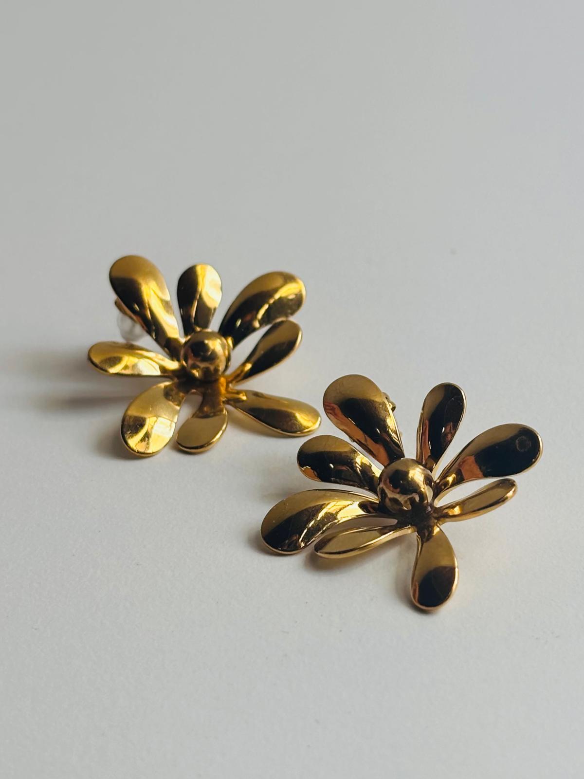 Pendientes Pétalos de acero dorado - detalle