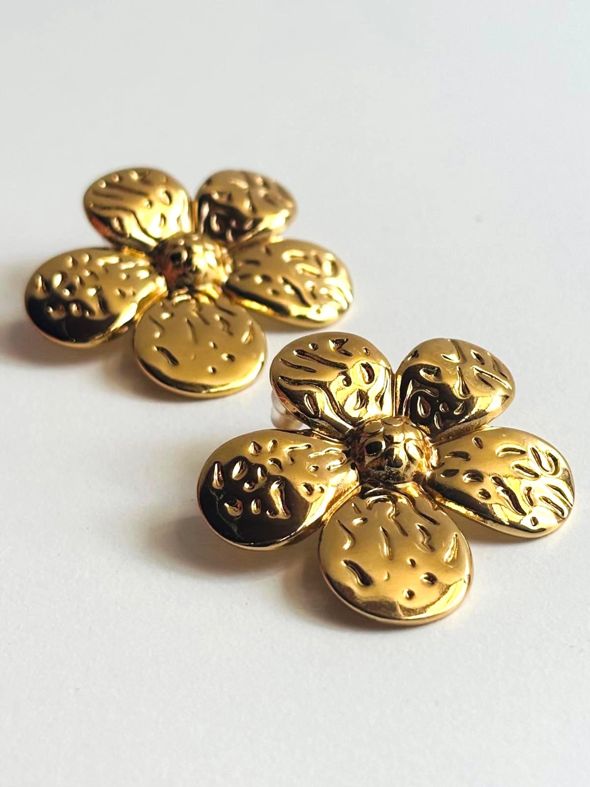 Pendientes Flor de acero dorado - vista frontal