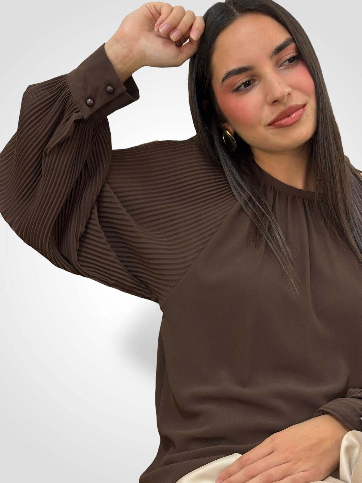 BLUSA PLISADA MARRON