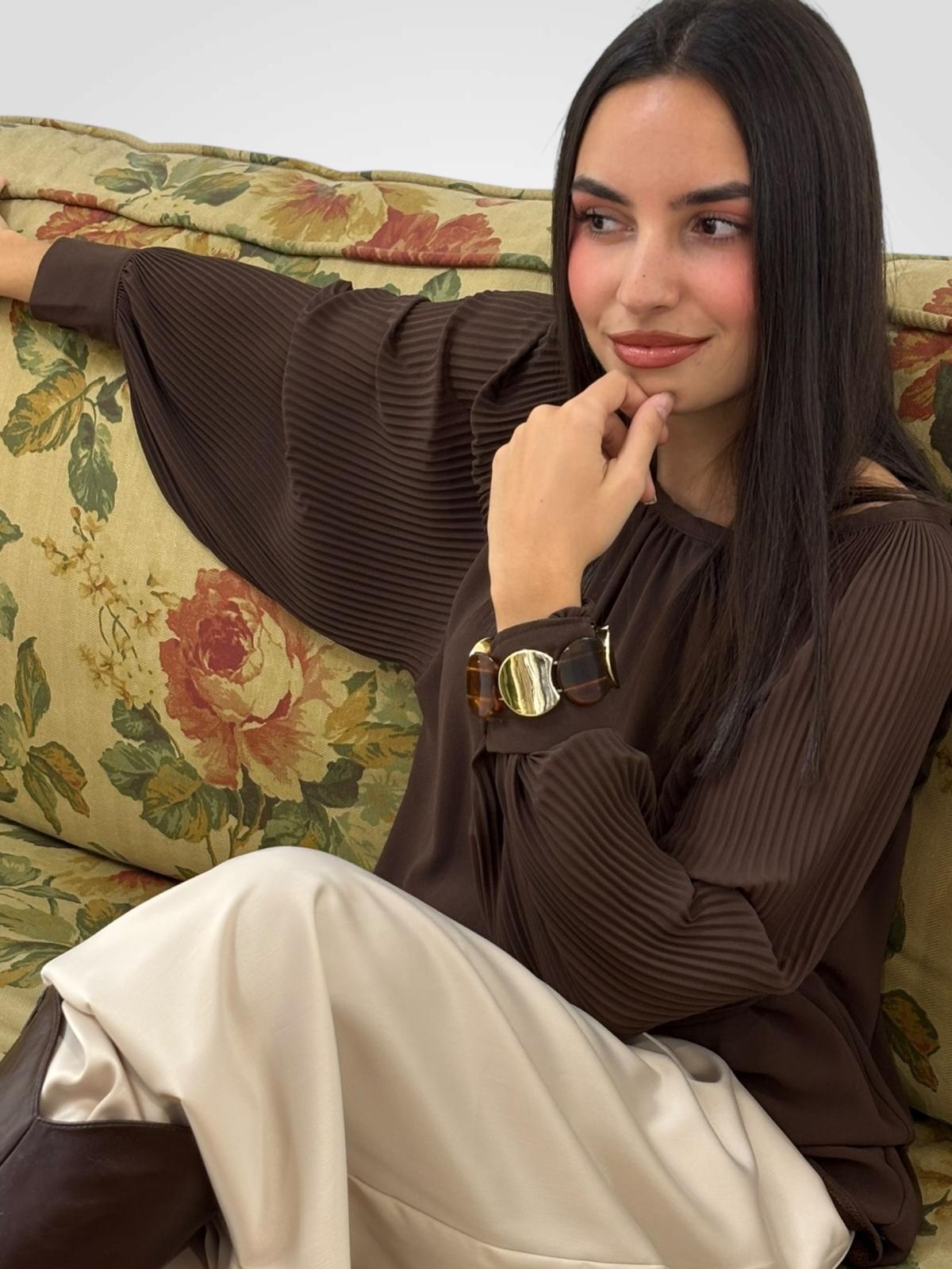 BLUSA PLISADA MARRON